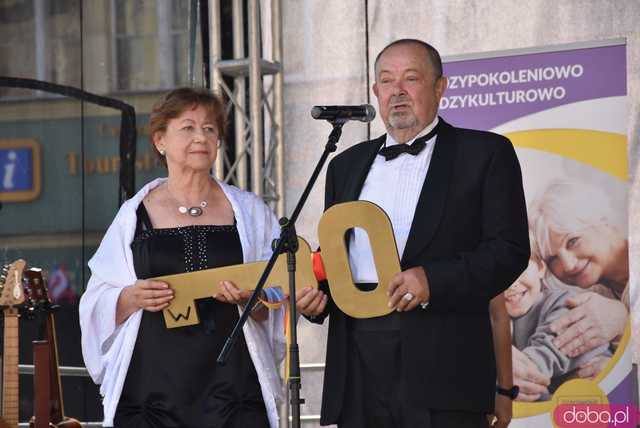 [FOTO] Młodzi duchem, dojrzali stażem - Marsz Kapeluszy zainaugurował tegoroczne Dni Seniora