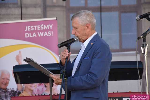 [FOTO] Młodzi duchem, dojrzali stażem - Marsz Kapeluszy zainaugurował tegoroczne Dni Seniora