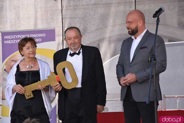[FOTO] Młodzi duchem, dojrzali stażem - Marsz Kapeluszy zainaugurował tegoroczne Dni Seniora