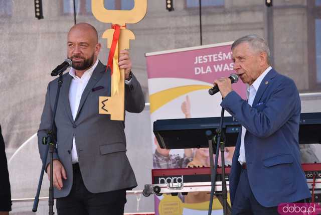 [FOTO] Młodzi duchem, dojrzali stażem - Marsz Kapeluszy zainaugurował tegoroczne Dni Seniora