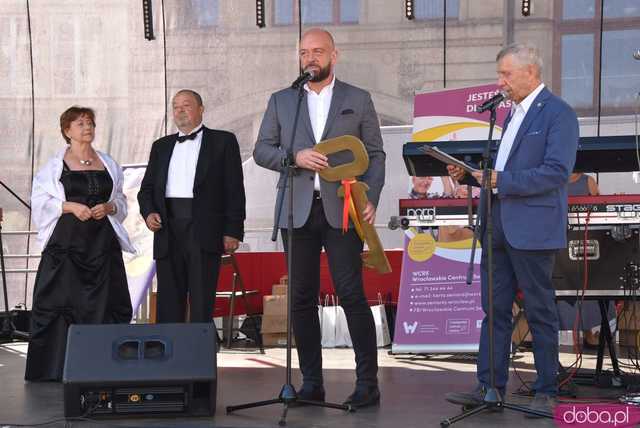 [FOTO] Młodzi duchem, dojrzali stażem - Marsz Kapeluszy zainaugurował tegoroczne Dni Seniora