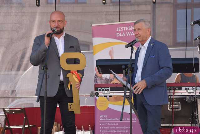 [FOTO] Młodzi duchem, dojrzali stażem - Marsz Kapeluszy zainaugurował tegoroczne Dni Seniora