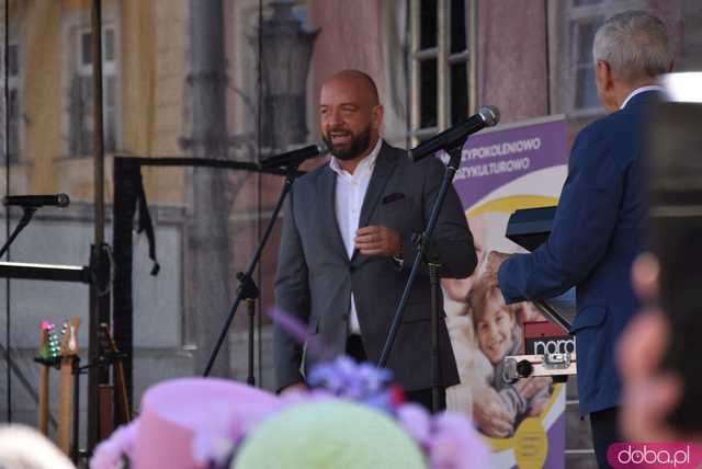 [FOTO] Młodzi duchem, dojrzali stażem - Marsz Kapeluszy zainaugurował tegoroczne Dni Seniora