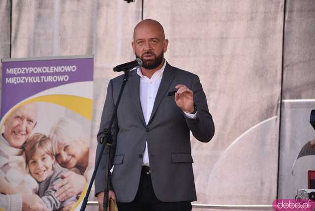 [FOTO] Młodzi duchem, dojrzali stażem - Marsz Kapeluszy zainaugurował tegoroczne Dni Seniora