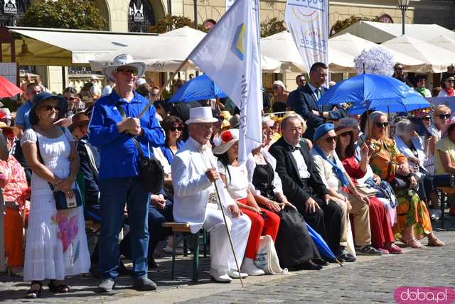 [FOTO] Młodzi duchem, dojrzali stażem - Marsz Kapeluszy zainaugurował tegoroczne Dni Seniora