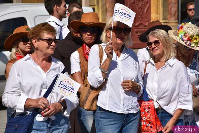 [FOTO] Młodzi duchem, dojrzali stażem - Marsz Kapeluszy zainaugurował tegoroczne Dni Seniora