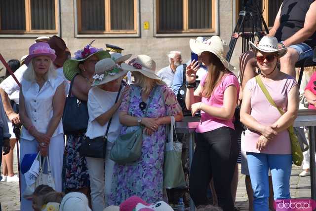 [FOTO] Młodzi duchem, dojrzali stażem - Marsz Kapeluszy zainaugurował tegoroczne Dni Seniora