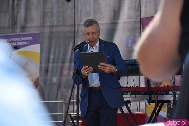 [FOTO] Młodzi duchem, dojrzali stażem - Marsz Kapeluszy zainaugurował tegoroczne Dni Seniora