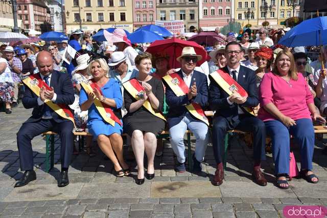 [FOTO] Młodzi duchem, dojrzali stażem - Marsz Kapeluszy zainaugurował tegoroczne Dni Seniora
