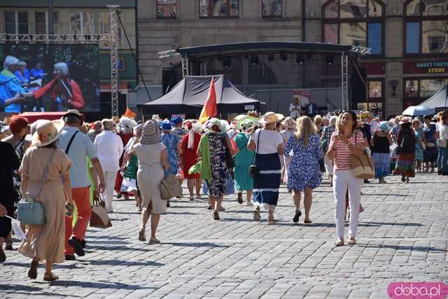 [FOTO] Młodzi duchem, dojrzali stażem - Marsz Kapeluszy zainaugurował tegoroczne Dni Seniora