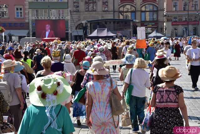[FOTO] Młodzi duchem, dojrzali stażem - Marsz Kapeluszy zainaugurował tegoroczne Dni Seniora