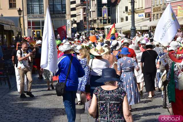 [FOTO] Młodzi duchem, dojrzali stażem - Marsz Kapeluszy zainaugurował tegoroczne Dni Seniora
