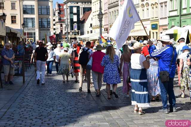 [FOTO] Młodzi duchem, dojrzali stażem - Marsz Kapeluszy zainaugurował tegoroczne Dni Seniora