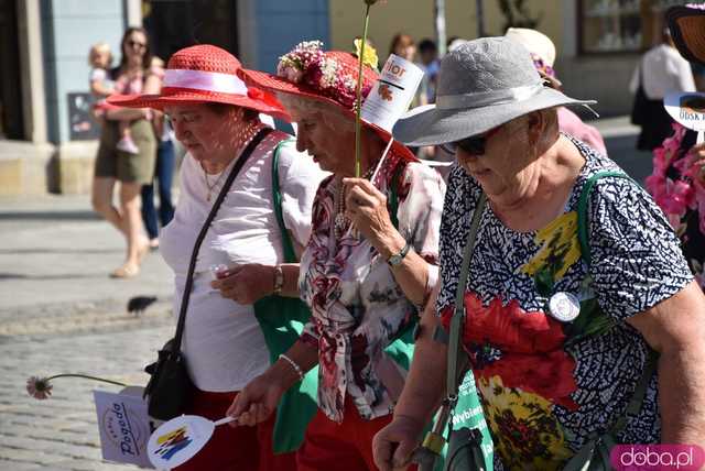 [FOTO] Młodzi duchem, dojrzali stażem - Marsz Kapeluszy zainaugurował tegoroczne Dni Seniora