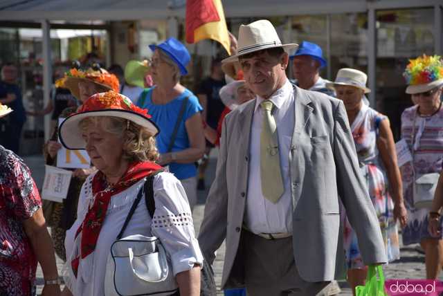 [FOTO] Młodzi duchem, dojrzali stażem - Marsz Kapeluszy zainaugurował tegoroczne Dni Seniora