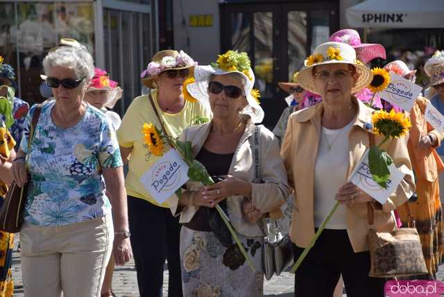 [FOTO] Młodzi duchem, dojrzali stażem - Marsz Kapeluszy zainaugurował tegoroczne Dni Seniora