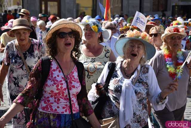 [FOTO] Młodzi duchem, dojrzali stażem - Marsz Kapeluszy zainaugurował tegoroczne Dni Seniora