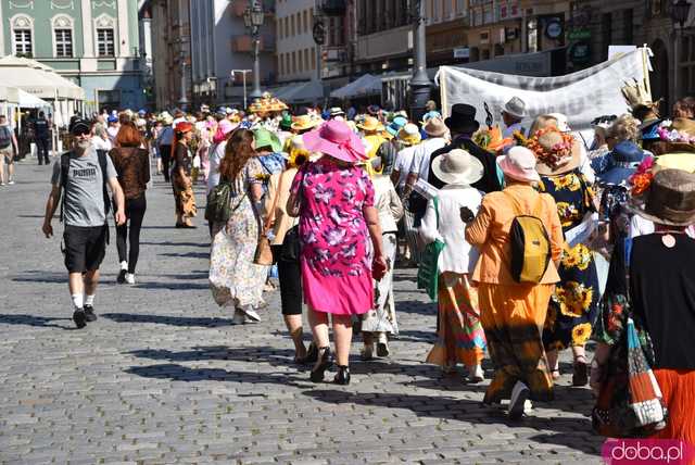[FOTO] Młodzi duchem, dojrzali stażem - Marsz Kapeluszy zainaugurował tegoroczne Dni Seniora