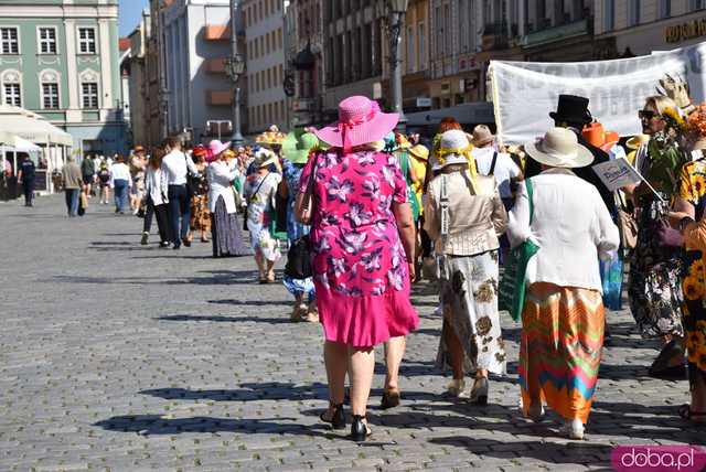 [FOTO] Młodzi duchem, dojrzali stażem - Marsz Kapeluszy zainaugurował tegoroczne Dni Seniora