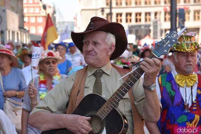 [FOTO] Młodzi duchem, dojrzali stażem - Marsz Kapeluszy zainaugurował tegoroczne Dni Seniora