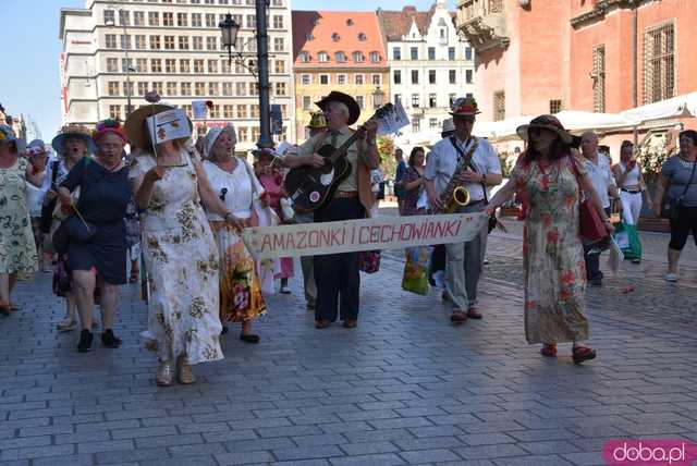 [FOTO] Młodzi duchem, dojrzali stażem - Marsz Kapeluszy zainaugurował tegoroczne Dni Seniora
