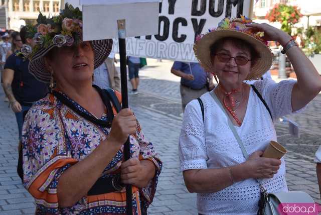[FOTO] Młodzi duchem, dojrzali stażem - Marsz Kapeluszy zainaugurował tegoroczne Dni Seniora