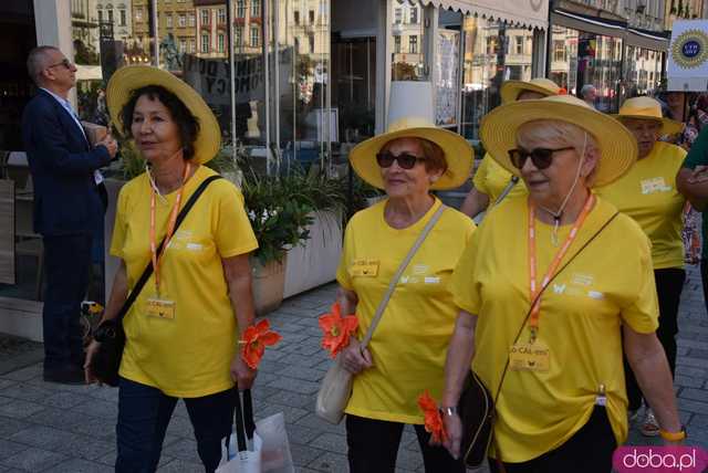 [FOTO] Młodzi duchem, dojrzali stażem - Marsz Kapeluszy zainaugurował tegoroczne Dni Seniora