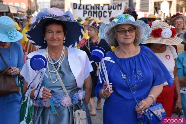 [FOTO] Młodzi duchem, dojrzali stażem - Marsz Kapeluszy zainaugurował tegoroczne Dni Seniora