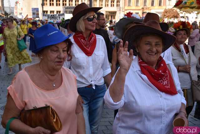 [FOTO] Młodzi duchem, dojrzali stażem - Marsz Kapeluszy zainaugurował tegoroczne Dni Seniora