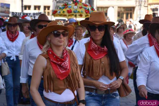 [FOTO] Młodzi duchem, dojrzali stażem - Marsz Kapeluszy zainaugurował tegoroczne Dni Seniora