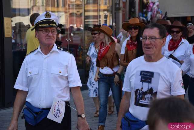 [FOTO] Młodzi duchem, dojrzali stażem - Marsz Kapeluszy zainaugurował tegoroczne Dni Seniora