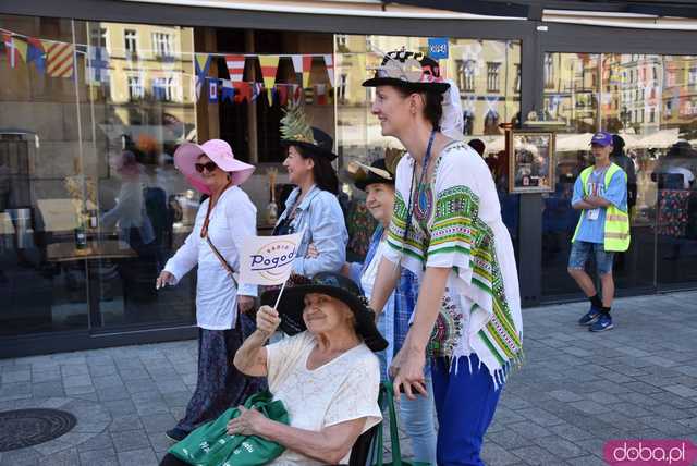 [FOTO] Młodzi duchem, dojrzali stażem - Marsz Kapeluszy zainaugurował tegoroczne Dni Seniora