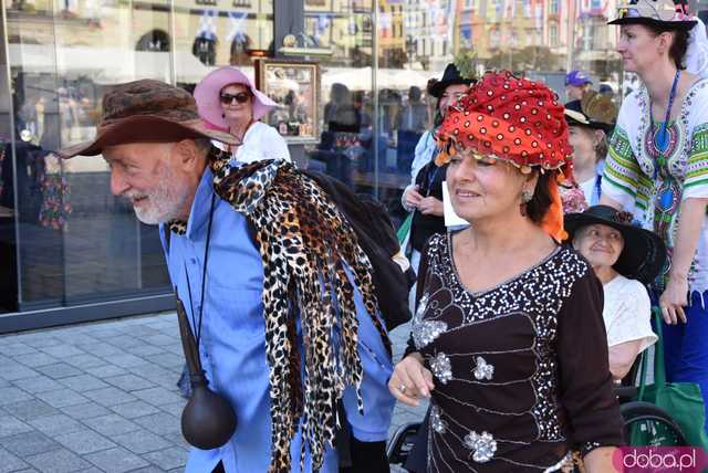 [FOTO] Młodzi duchem, dojrzali stażem - Marsz Kapeluszy zainaugurował tegoroczne Dni Seniora