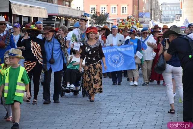 [FOTO] Młodzi duchem, dojrzali stażem - Marsz Kapeluszy zainaugurował tegoroczne Dni Seniora
