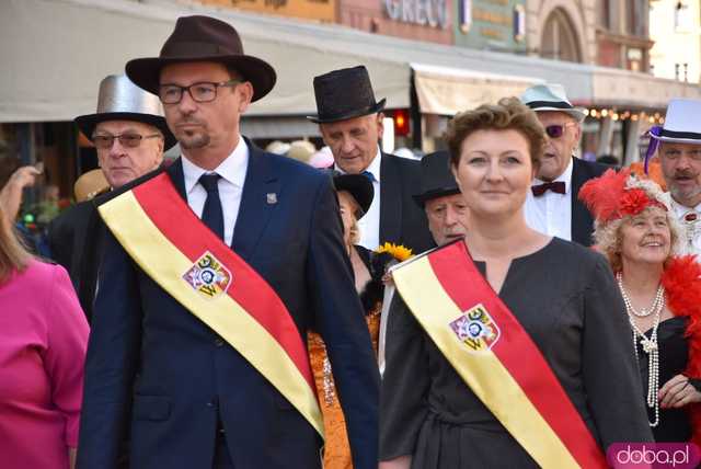 [FOTO] Młodzi duchem, dojrzali stażem - Marsz Kapeluszy zainaugurował tegoroczne Dni Seniora