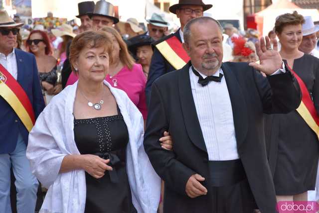 [FOTO] Młodzi duchem, dojrzali stażem - Marsz Kapeluszy zainaugurował tegoroczne Dni Seniora
