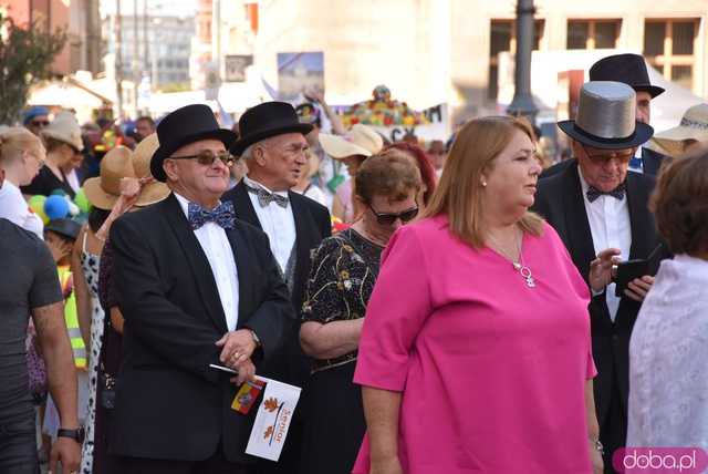 [FOTO] Młodzi duchem, dojrzali stażem - Marsz Kapeluszy zainaugurował tegoroczne Dni Seniora