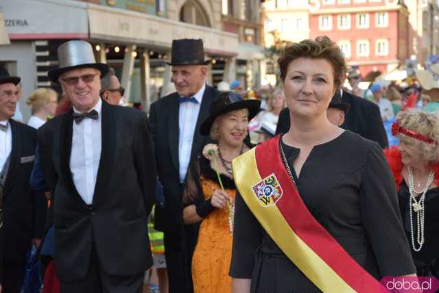 [FOTO] Młodzi duchem, dojrzali stażem - Marsz Kapeluszy zainaugurował tegoroczne Dni Seniora