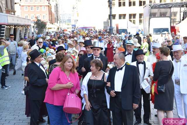 [FOTO] Młodzi duchem, dojrzali stażem - Marsz Kapeluszy zainaugurował tegoroczne Dni Seniora