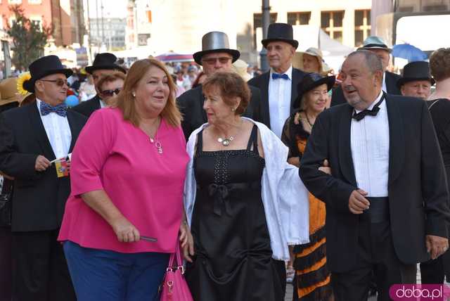 [FOTO] Młodzi duchem, dojrzali stażem - Marsz Kapeluszy zainaugurował tegoroczne Dni Seniora