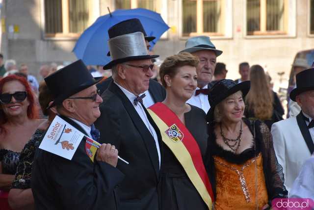 [FOTO] Młodzi duchem, dojrzali stażem - Marsz Kapeluszy zainaugurował tegoroczne Dni Seniora