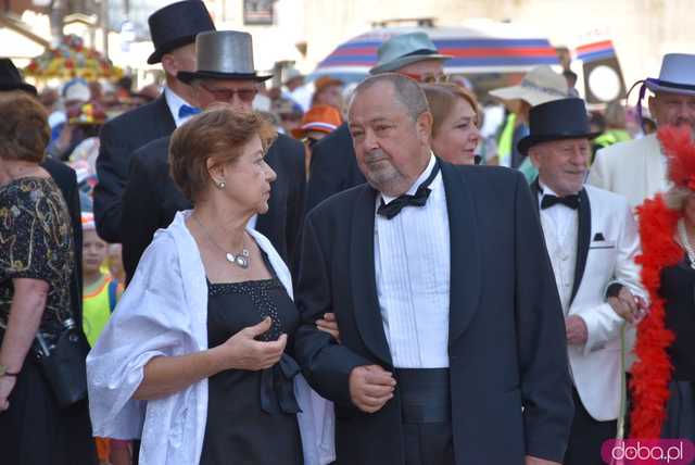 [FOTO] Młodzi duchem, dojrzali stażem - Marsz Kapeluszy zainaugurował tegoroczne Dni Seniora