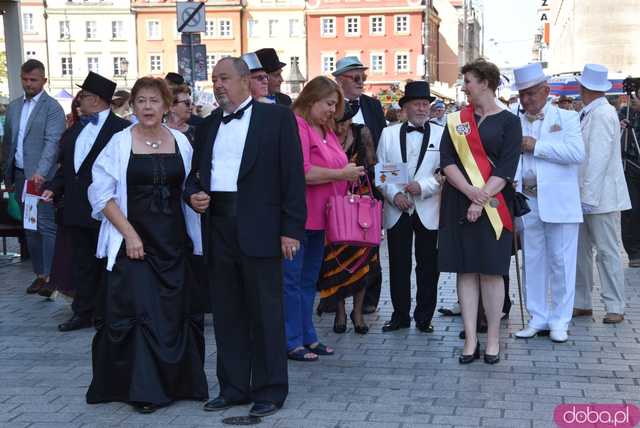 [FOTO] Młodzi duchem, dojrzali stażem - Marsz Kapeluszy zainaugurował tegoroczne Dni Seniora