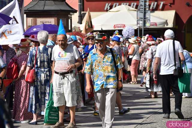 [FOTO] Młodzi duchem, dojrzali stażem - Marsz Kapeluszy zainaugurował tegoroczne Dni Seniora
