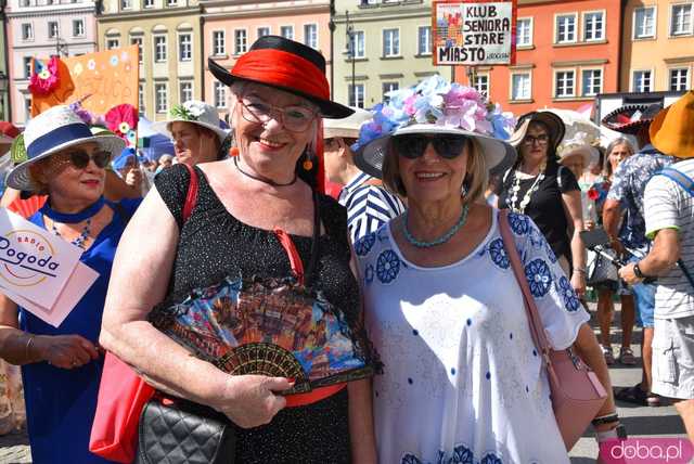 [FOTO] Młodzi duchem, dojrzali stażem - Marsz Kapeluszy zainaugurował tegoroczne Dni Seniora