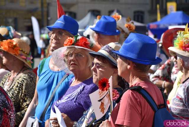 [FOTO] Młodzi duchem, dojrzali stażem - Marsz Kapeluszy zainaugurował tegoroczne Dni Seniora