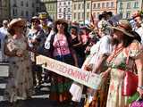 [FOTO] Młodzi duchem, dojrzali stażem - Marsz Kapeluszy zainaugurował tegoroczne Dni Seniora