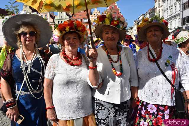 [FOTO] Młodzi duchem, dojrzali stażem - Marsz Kapeluszy zainaugurował tegoroczne Dni Seniora