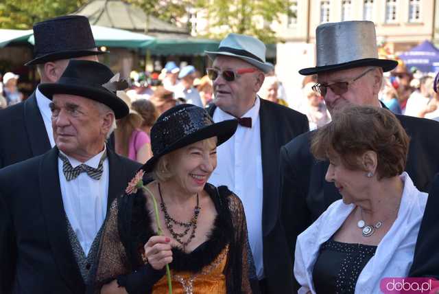 [FOTO] Młodzi duchem, dojrzali stażem - Marsz Kapeluszy zainaugurował tegoroczne Dni Seniora