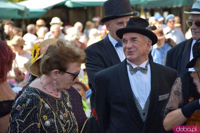 [FOTO] Młodzi duchem, dojrzali stażem - Marsz Kapeluszy zainaugurował tegoroczne Dni Seniora